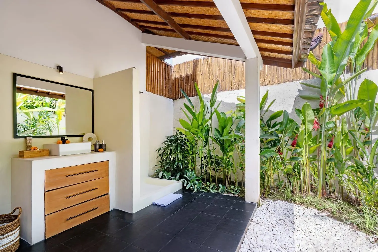 Plush And Cosy 3Bd Villa In Central Seminyak With Private Pool